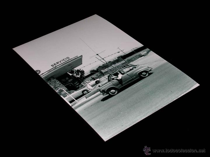 Coches y motocicletas: Fotograf&iacute;a Seat 600 Antenas TV Directronic. Original Vuelta Catalu&ntilde;a Canci&oacute;n 1967. 10 x 15 cms.