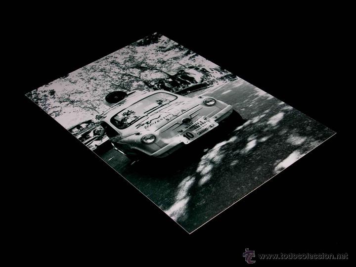 Coches y Motocicletas: Fotograf&iacute;a Seat 600 Buj&iacute;as NGK. Original Vuelta Ciclista Espa&ntilde;a 1965. 10 x 15 cms.