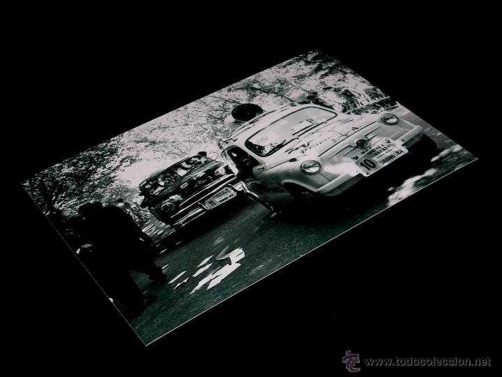 Coches y Motocicletas: Fotograf&iacute;a Seat 600 Buj&iacute;as NGK. Original Vuelta Ciclista Espa&ntilde;a 1965. 10 x 15 cms.