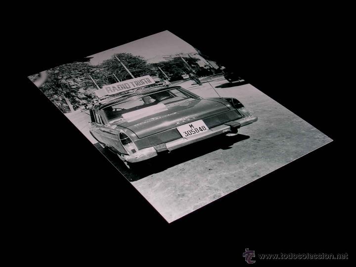 Coches y Motocicletas: Fotograf&iacute;a Seat 1400 C Radio Trufer. Original Vuelta Ciclista Espa&ntilde;a 1965. 10 x 15 cms.