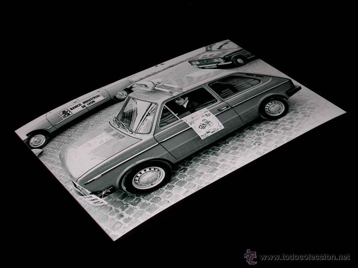 Coches y Motocicletas: Fotograf&iacute;a Seat 133, original Vuelta Ciclista a Levante 1976. 10 x 15 cms.