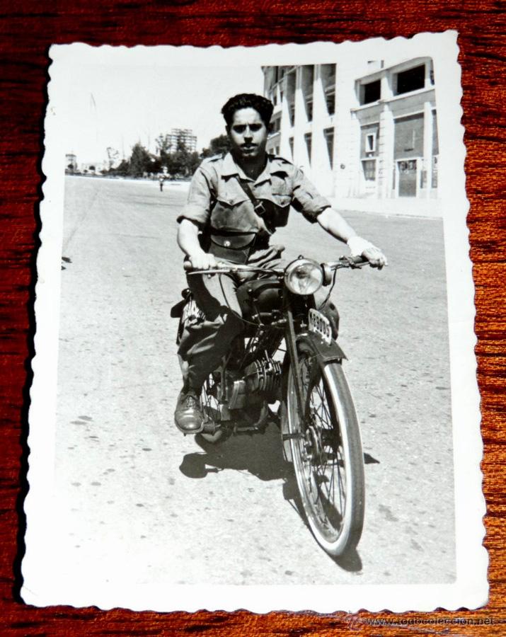 Carros e motociclos: FOTOGRAFIA DE MILITAR EN MOTOCICLETA POR UNA CALLE DE MADRID, A&Ntilde;O 1952, MIDE 9 X 6,2 CMS.