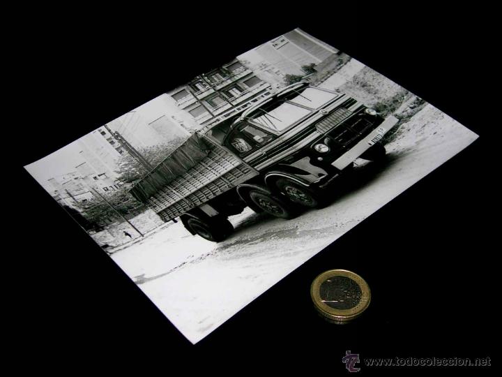 Coches y Motocicletas: Fotograf&iacute;a original prensa Cami&oacute;n Pegaso Cabez&oacute;n Nocilla. Vuelta Ciclista Espa&ntilde;a 1972. 18 x 13 cms.