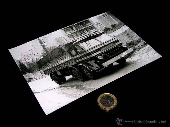 Coches y Motocicletas: Fotograf&iacute;a original prensa Cami&oacute;n Pegaso Cabez&oacute;n Nocilla. Vuelta Ciclista Espa&ntilde;a 1972. 18 x 13 cms.