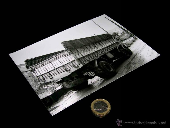 Coches y Motocicletas: Fotograf&iacute;a original prensa Cami&oacute;n Pegaso Cabez&oacute;n Nocilla. Vuelta Ciclista Espa&ntilde;a 1972. 18 x 13 cms.