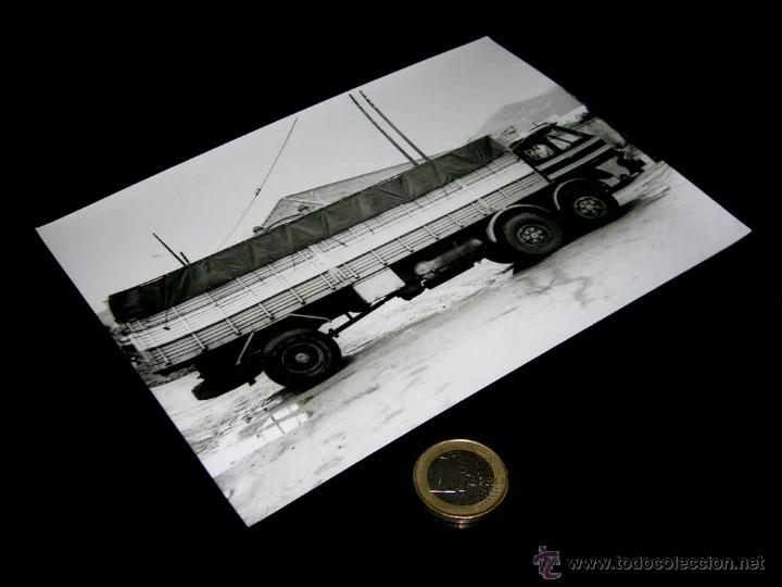 Coches y Motocicletas: Fotograf&iacute;a original prensa Cami&oacute;n Pegaso Cabez&oacute;n Nocilla. Vuelta Ciclista Espa&ntilde;a 1972. 18 x 13 cms.