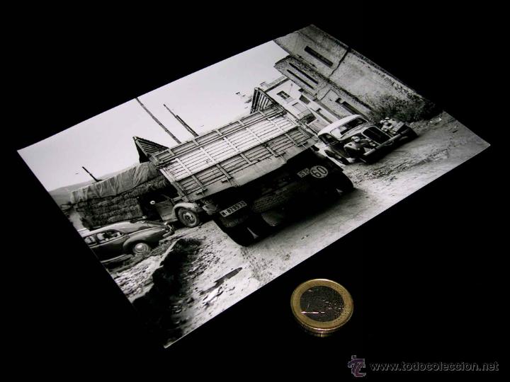 Coches y Motocicletas: Fotograf&iacute;a original prensa Cami&oacute;n Pegaso Cabez&oacute;n + Citro&euml;n. Vuelta Ciclista Espa&ntilde;a 1972. 18 x 13 cms