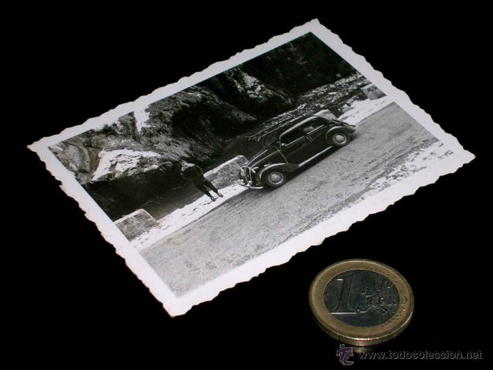 Coches y Motocicletas: Fotograf&iacute;a original Autom&oacute;vil con skies. A&ntilde;os 40-50. 8,7 x 6 cms.