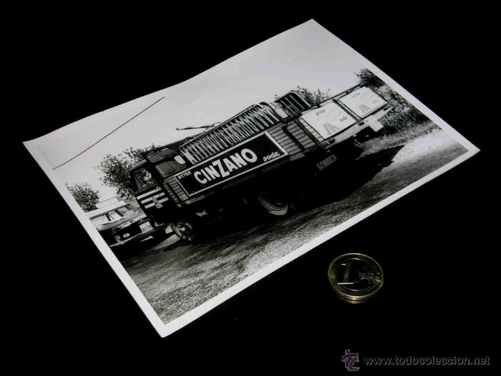 Voitures et Motocyclettes: Fotograf&iacute;a original prensa Cami&oacute;n Avia Cinzano, Volta Ciclista Catalu&ntilde;a 1965. 18 x 12 cms.
