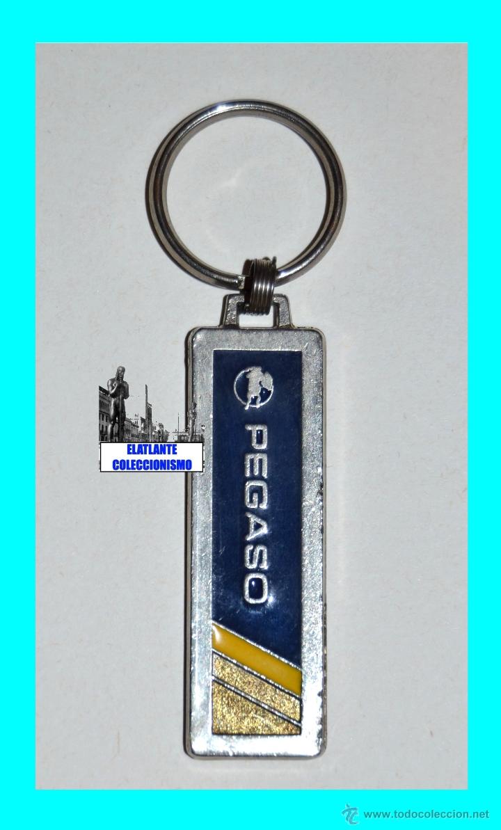Coches y motocicletas: LLAVERO MET&Aacute;LICO ESMALTADO CAMIONES PEGASO - ORIGINAL A&Ntilde;OS 80 - EXCELENTE ESTADO