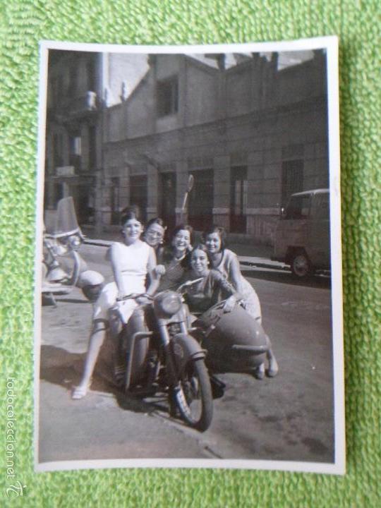 Coches y motocicletas: Bonita foto de moto con sidecar y vespa al fondo --- Valencia - A&ntilde;os 50