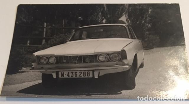 Coches y motocicletas: antigua fotografia postal de un rover 2000 a&ntilde;os 60