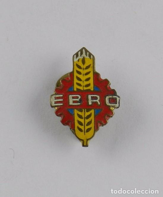 Carros e motociclos: Insignia de solapa esmaltada al fuego de camiones Ebro, a&ntilde;os 60, mide 2,1 cms.