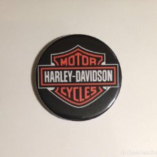 Coches y Motocicletas: HARLEY DAVIDSON - ABREBOTELLAS 59MM (CON IMAN PARA PONER EN LA NEVERA). Lote 264730894