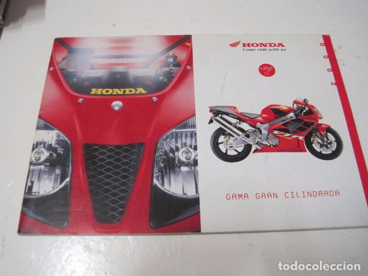 Coches y motocicletas: FOLLETO COMERCIAL GAMA MOTOS HONDA GRAN CILINDRADA A&Ntilde;O 2000