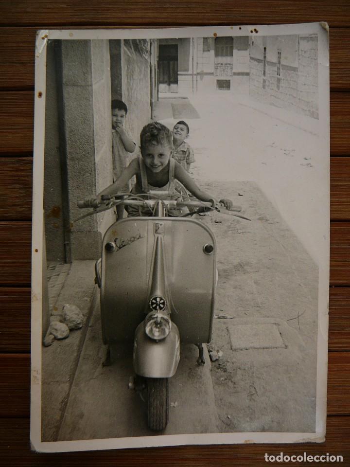 Coches y Motocicletas: Fotograf&iacute;a ni&ntilde;o con Vespa. 7x10 cm. Firmada. 1955