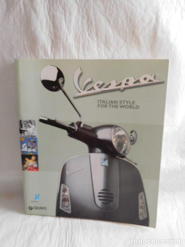 Coches y Motocicletas: Libro sobre Vespa. VSTYLE FOR THE WORLD VESPA. PIAGGIO. En ingl&eacute;s. Ed. Giunti.