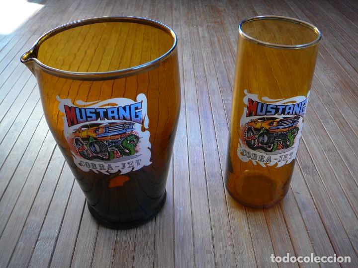 Coches y Motocicletas: Lote jarra y vaso Mustang Cobra Jet. Ford Mustang. Vidrio. A&ntilde;os 70.
