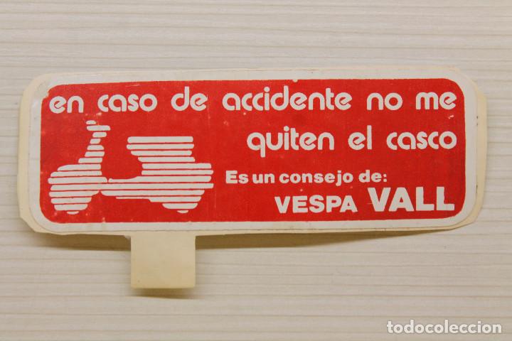 Coches y Motocicletas: VESPA VALL, EN CASO DE ACCIDENTE NO ME QUITEN EL CASCO, 10X3,50 CM, PEGATINA