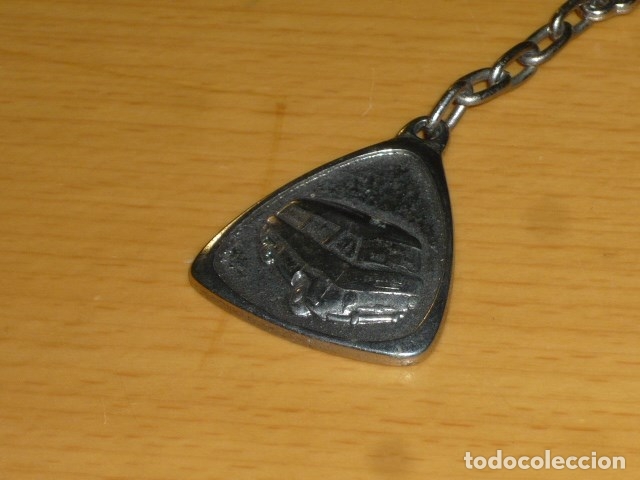 Cars and Motorcycles: DIFICIL LLAVERO FURGONETA SIATA 50 EBRO