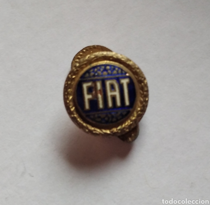 Voitures et Motocyclettes: insignia antigua Fiat esmaltada / 15 x 20 mm
