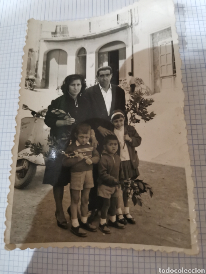 Coches y Motocicletas: Fotograf&iacute;a de familia con vespa manillar de tubo detras