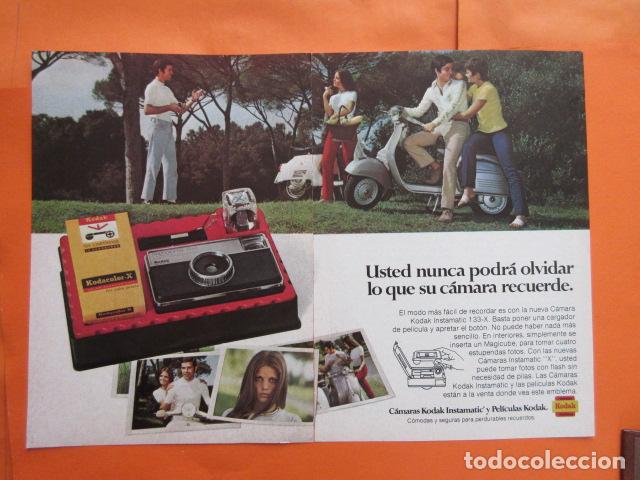 Coches y Motocicletas: PUBLICIDAD 1971 - VESPA Y KODAK - TAMA&Ntilde;O 13 X 18.5 CM X 2 HOJAS CORTADAS POR EL CENTRO