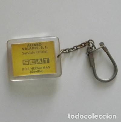 Coches y Motocicletas: ANTIGUO LLAVERO SEAT DOS HERMANAS SEVILLA PUBLICIDAD SERVICIO OFICIAL MARCA DE COCHE DETR&Aacute;S DIBUJO