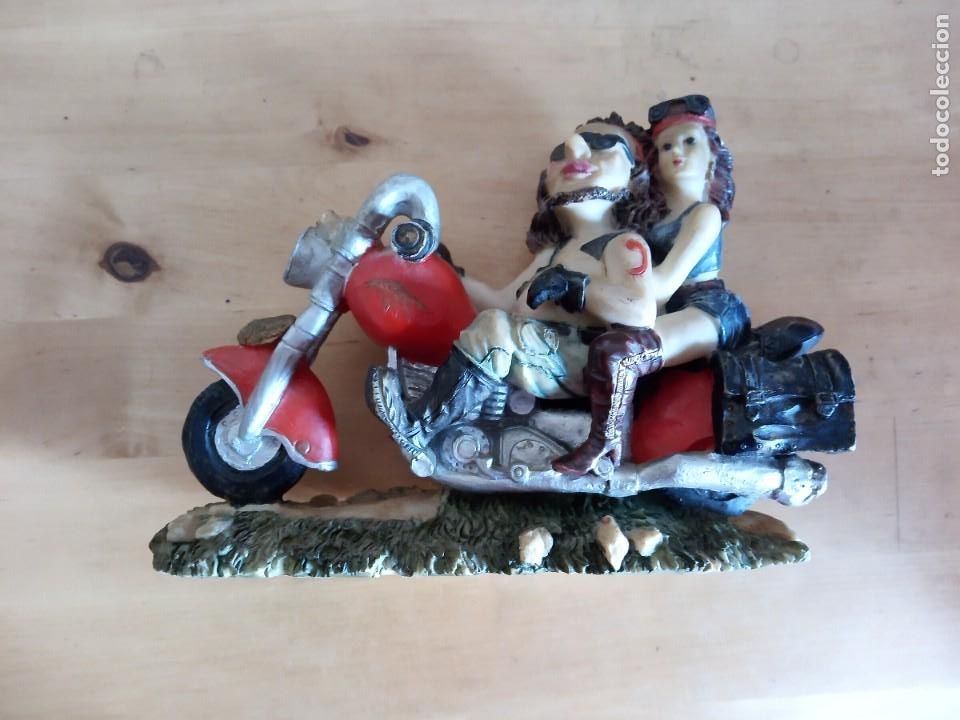 Carros e motociclos: Figura moteros con botas rokeros en moto Chopper