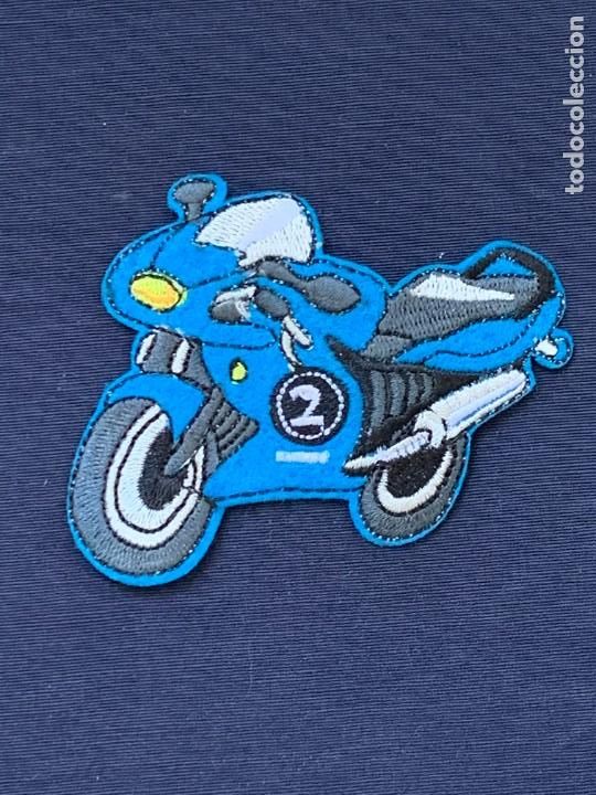 Coches y motocicletas: PARCHE MOTO AZUL MOTEROS MOTOCICLISMO 6X8CMS
