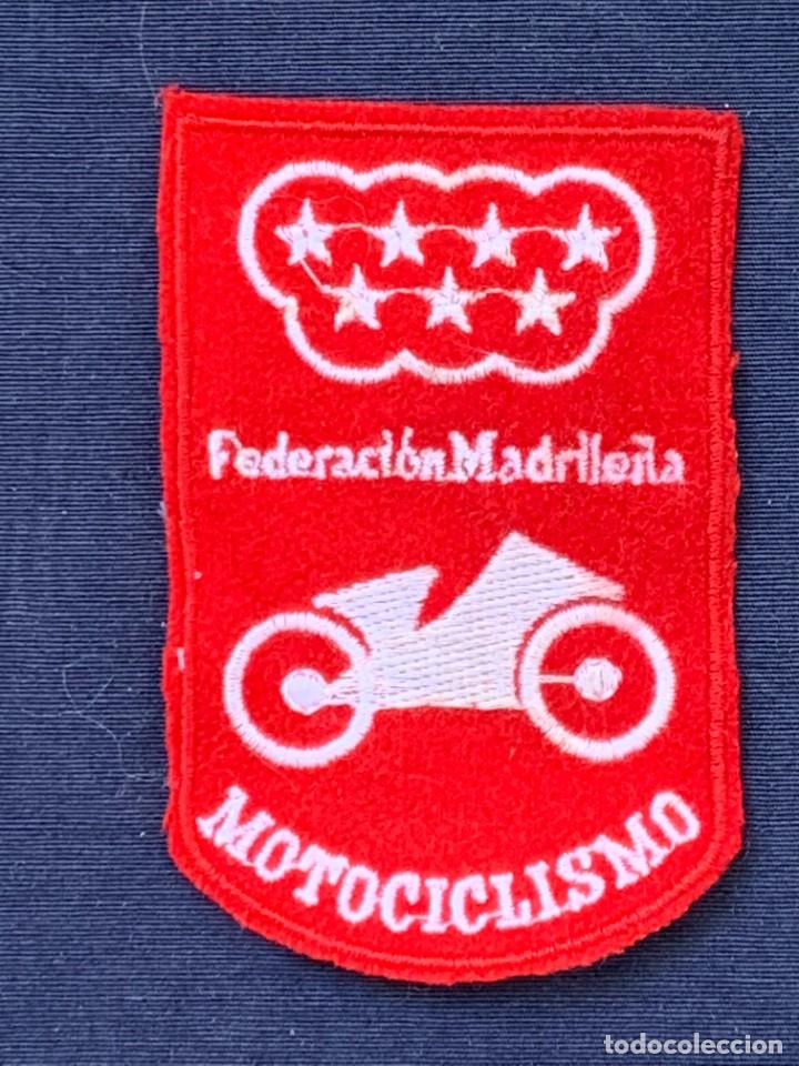 Coches y motocicletas: FEDERACION MADRILE&Ntilde;A MOTOCICLISMO PARCHE INSIGNIA TELA 9X6CMS