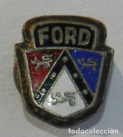 Automobili e Motociclette: ANTIGUA INSIGNIA DE SOLAPA DE FORD. ESMALTADA.