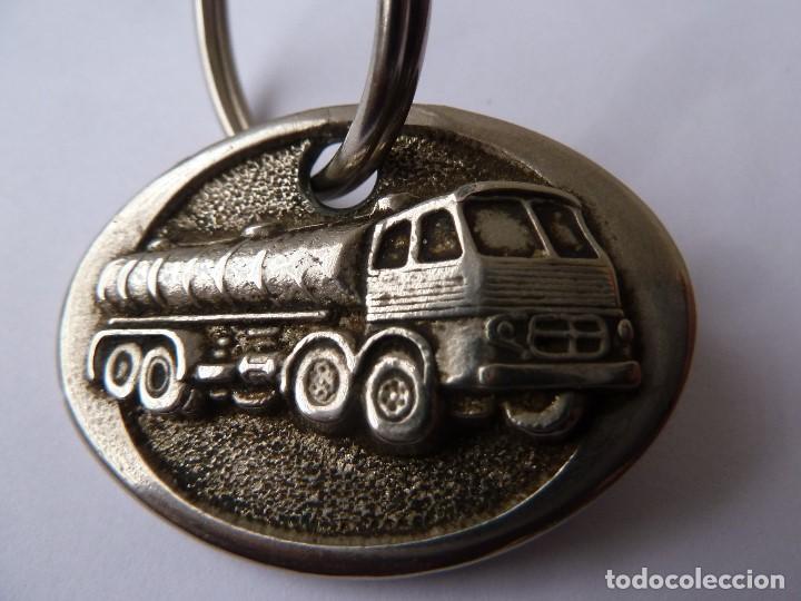 Coches y motocicletas: PEGASO-PEQUE&Ntilde;O EMBLEMA METALICO CAMION =PEGASO=LLAVERO PUBLICITARIO