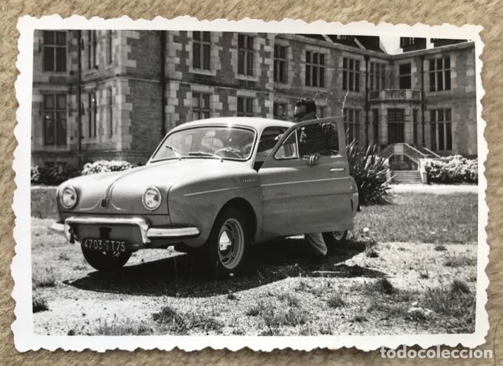 Coches y Motocicletas: Fotograf&iacute;a de Renault Dauphine (Gordini) en el Palacio de la Magdalena - Santander, a&ntilde;os 60