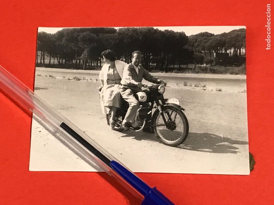 Coches y Motocicletas: MOTO ANTIGUA CON PAREJA - FOTO FOTOGRAFIA ANTIGUA