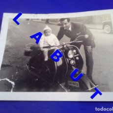 Coches y Motocicletas: VESPA REPRODUCCION FOTOGRAFIA ANTIGUA MATRICULA LOGROÑO PAPEL FUJI F11. Lote 342092603