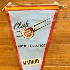 Coches y Motocicletas: ANTIGUO BANDERIN SEAT 600 CLUB, AUTO TURISTICO, MADRID, MIDE 28 CMS. DE LONGITUD.