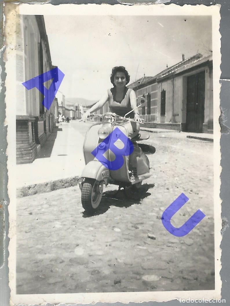 Coches y Motocicletas: 1958 VESPA EN UNA CALLE DE MALAGA FOTOGRAFIA UNICA 90X60 MM H83