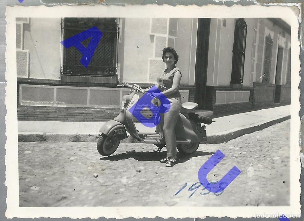 Coches y Motocicletas: 1958 VESPA EN UNA CALLE DE MALAGA FOTOGRAFIA UNICA 90X60 MM H83