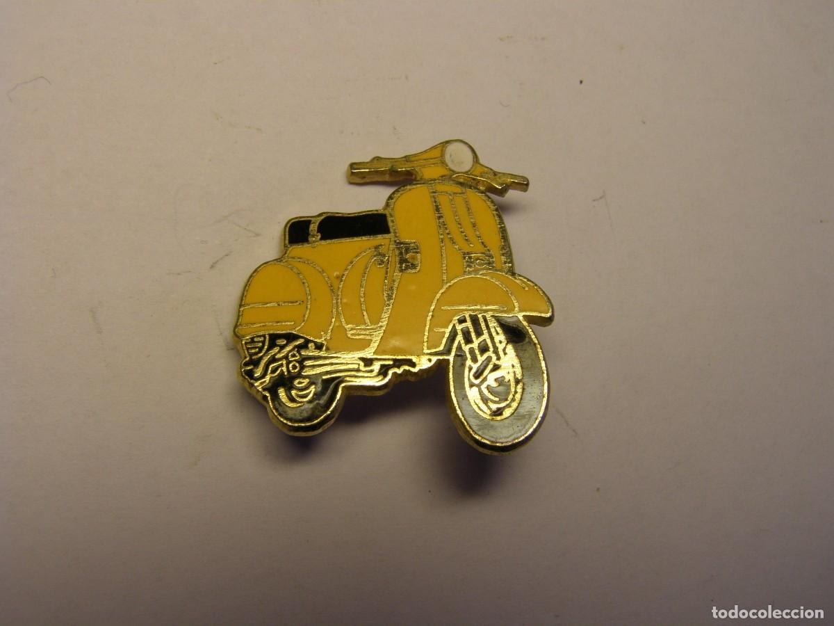 Coches y Motocicletas: Antigua insignia o broche moto Vespa, esmaltes al fuego.