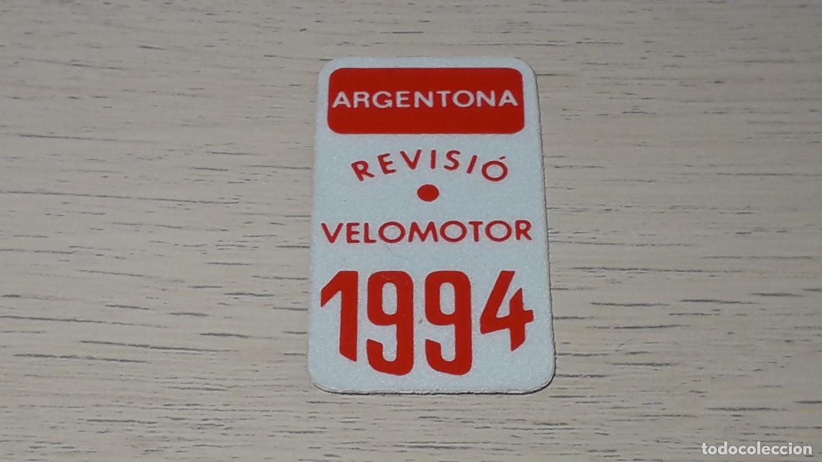 Carros e motociclos: Peque&ntilde;a etiqueta adhesivo pegatina Argentona revisi&oacute; Velomotor, original 1994. Sin uso