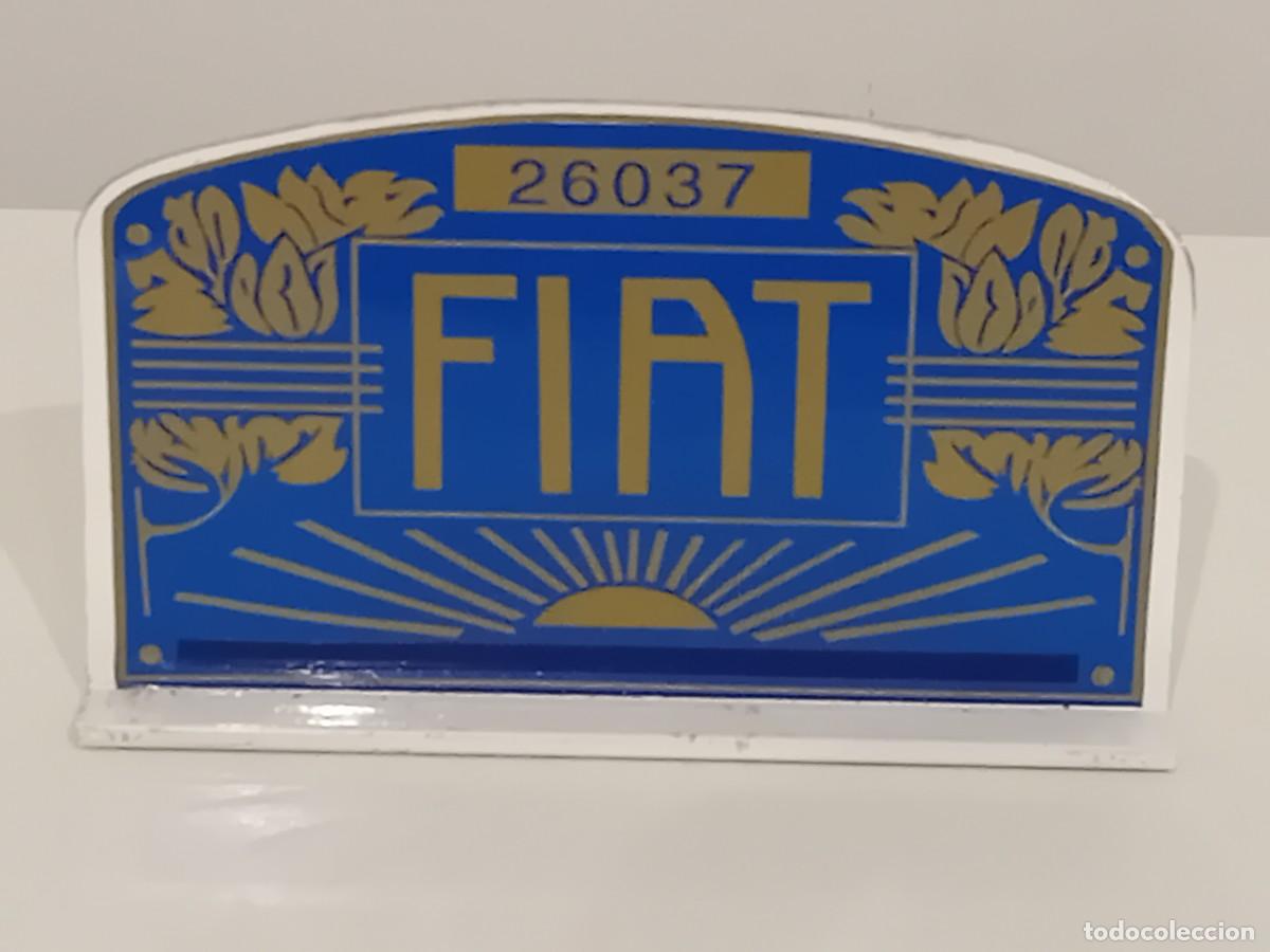 Coches y Motocicletas: PLACA COCHE FIAT. DE METAL Y CRISTAL. 15 X 9 CM