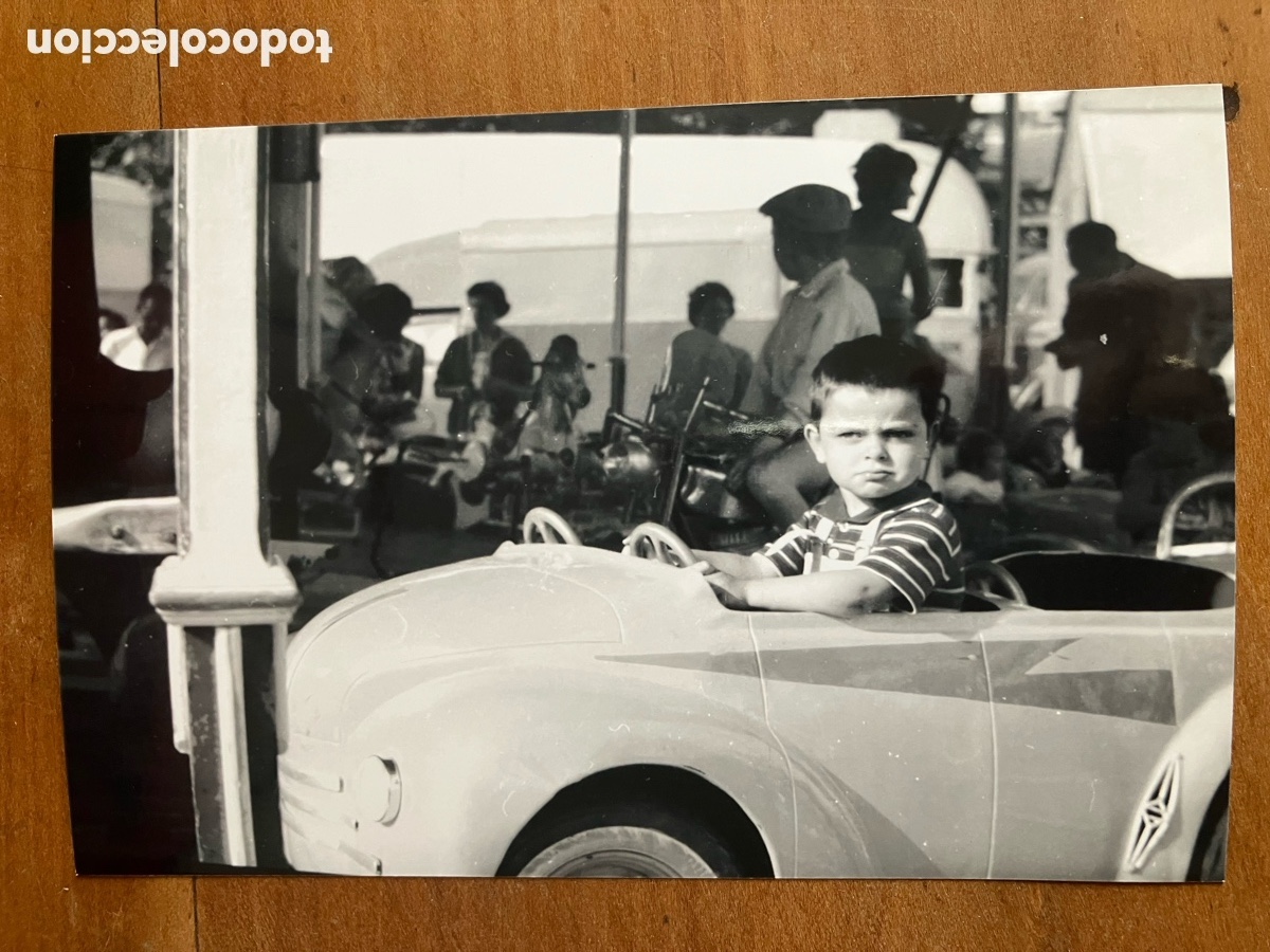 Voitures et Motocyclettes: Renault 4 cv de t&iacute;o vivo con ni&ntilde;o