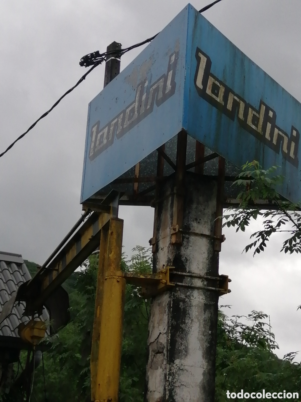 Coches y Motocicletas: LANDINI. ESPECTACULAR TOTEM PUBLICITARIO DE TRES CARAS EN POSTE DE HORMIG&Oacute;N CON GR&Uacute;A GIRATORIA ORIGI