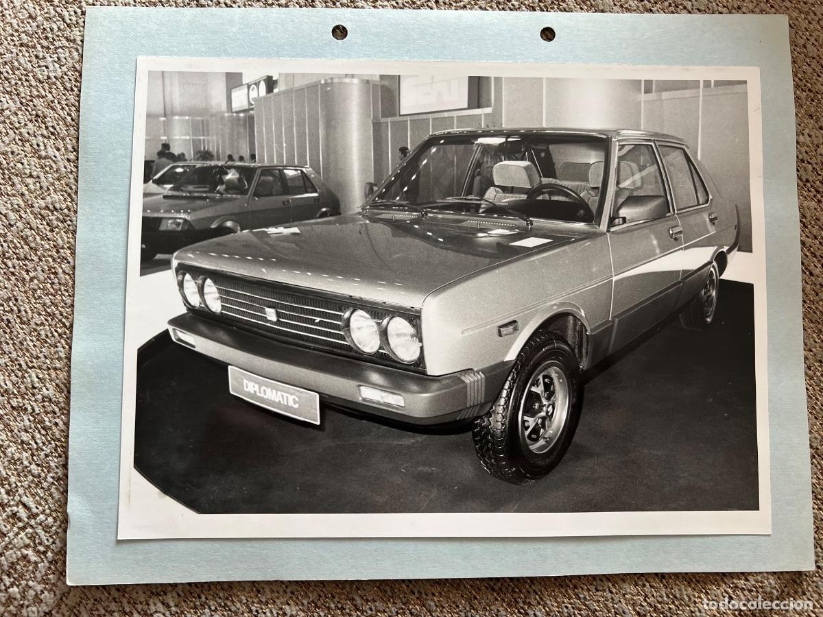 Coches y Motocicletas: 2 FOTOGRAFIAS ORIGINALES 1983 STAND SEAT SALON AUTOMOVIL SEAT 131 DIPLOMATIC