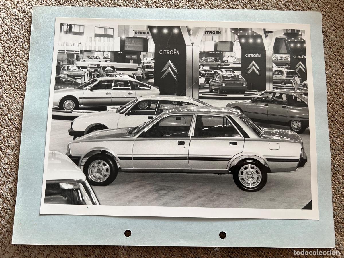 Coches y Motocicletas: 2 FOTOGRAFIAS ORIGINALES 1983 STAND SALON AUTOMOVIL 1983 PEUGEOT 505 Y TALBOT TAGORA