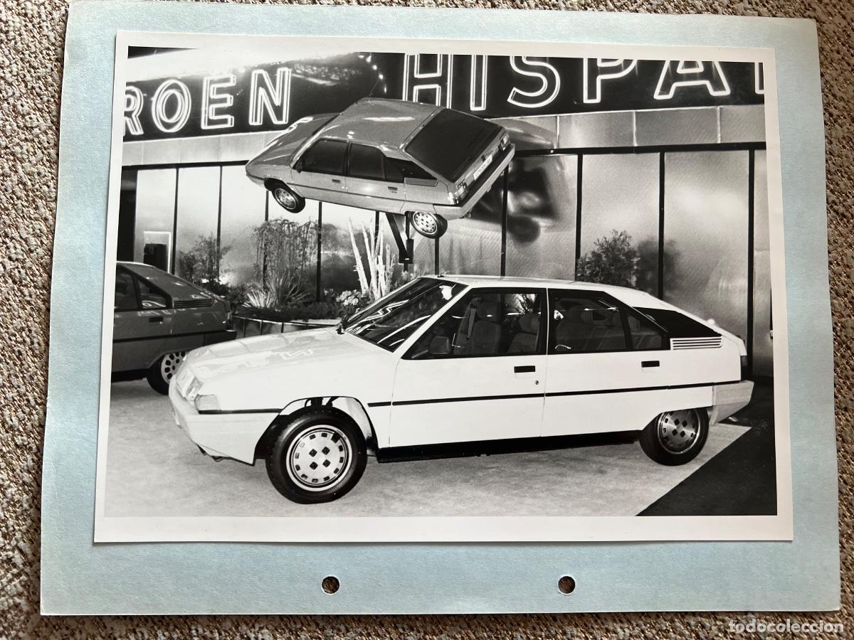 Cars and Motorcycles: 2 FOTOGRAFIAS ORIGINALES 1983 STAND SALON AUTOMOVIL RENAULT Y CITROEN BX