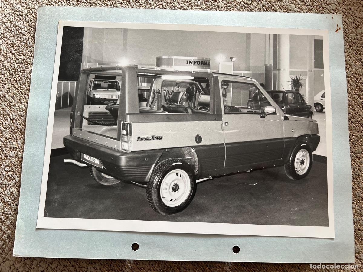 Coches y Motocicletas: 2 FOTOGRAFIAS ORIGINALES 1983 STAND SALON AUTOMOVIL SEAT PANDA TRANS Y RENAULT 5 GTL