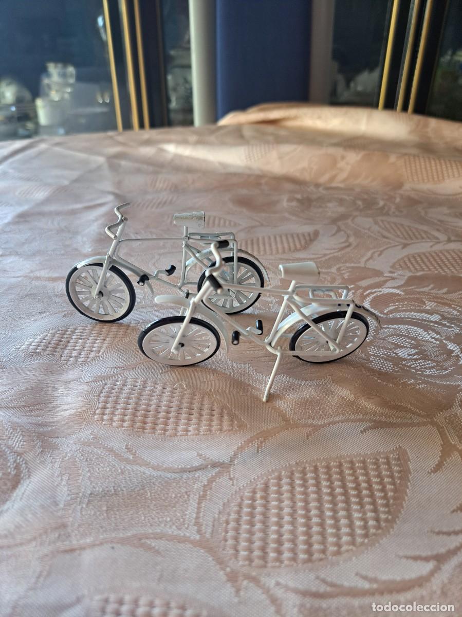 Coches y Motocicletas: Lote de 2 bicicletas de metal con publicidad de Peugeot