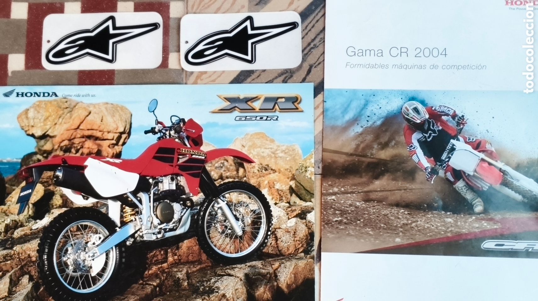 Coches y Motocicletas: 2 cat&aacute;logos moto honda xr y cr y dos pegatinas marca ropa